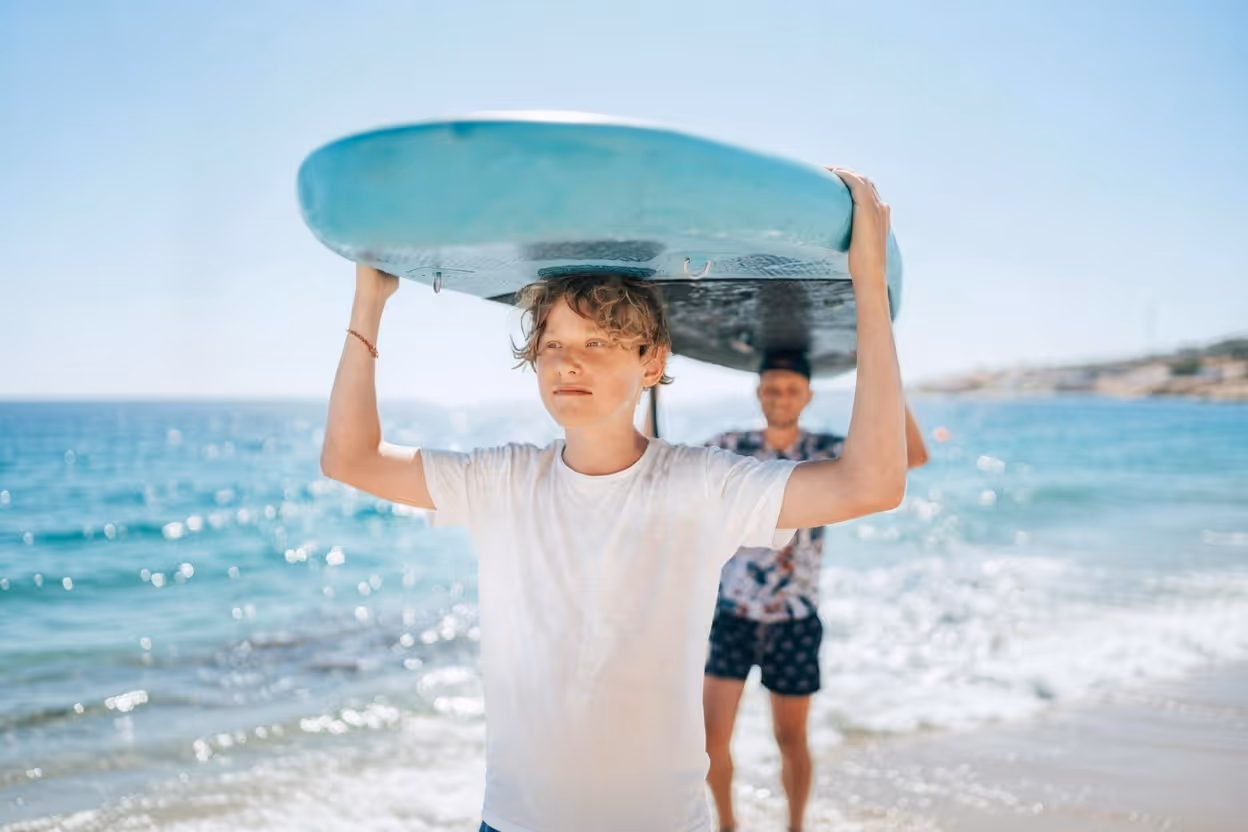 Famiglia con stand-up paddleboard in acqua