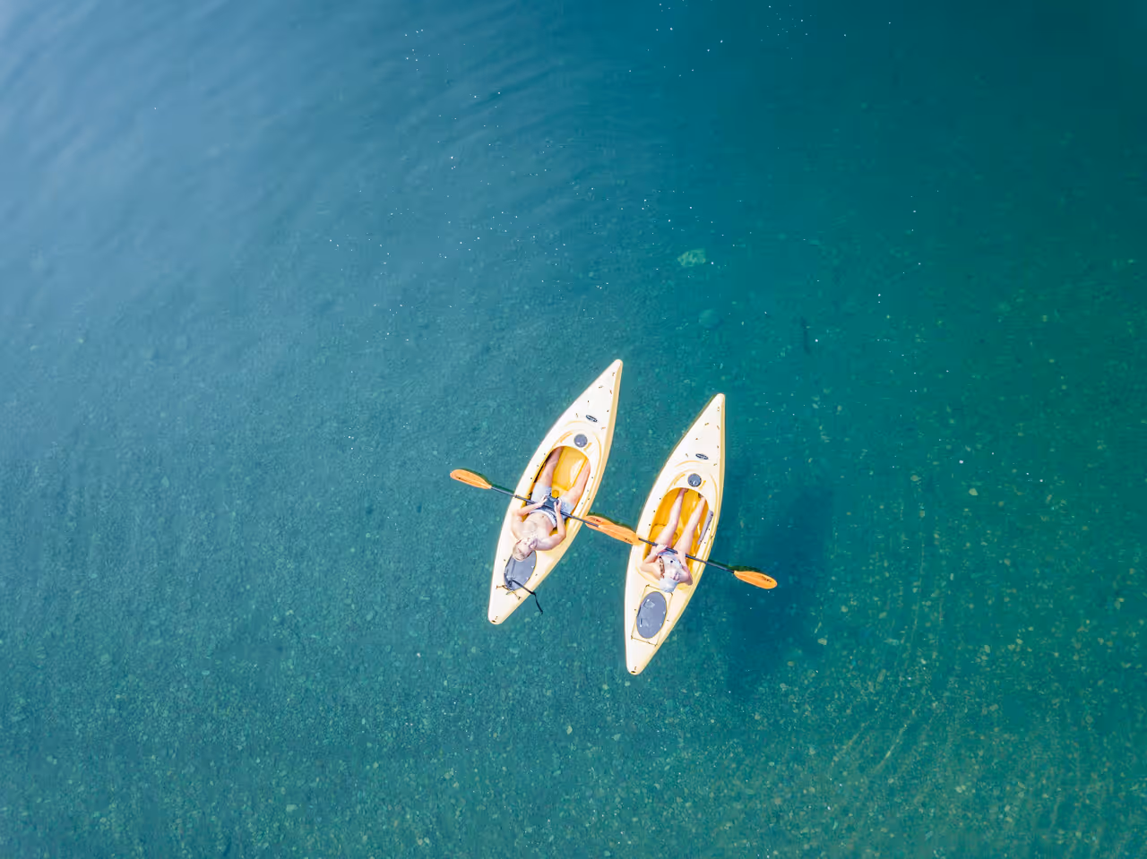 Hub Aquadock con kayak e tavole al pontile